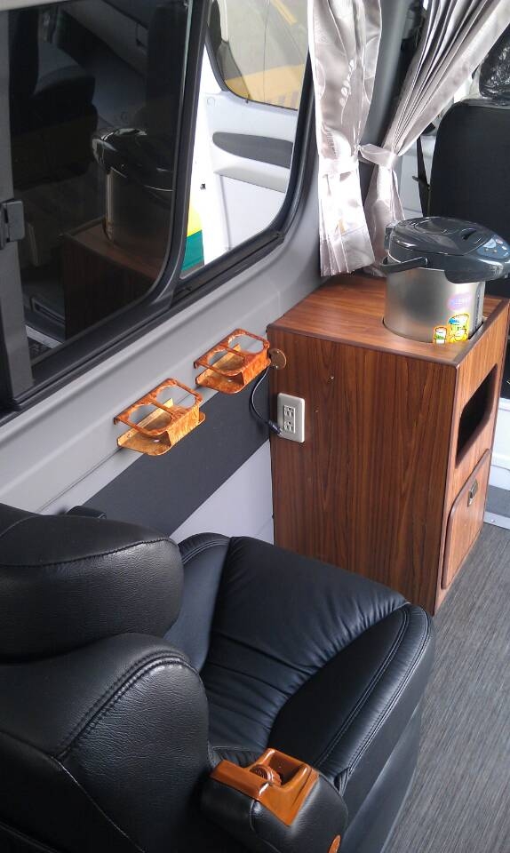 充电插座，一个座位配备一个